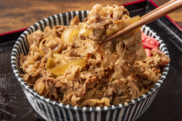 【食】「牛丼」で栄養をしっかり摂取できるの？　管理栄養士が勧める“太りにくい食べ方”